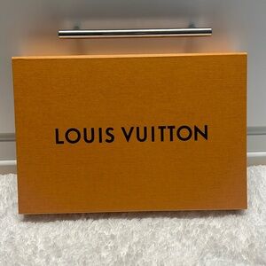 Louis Vuitton purse box magnetic closer